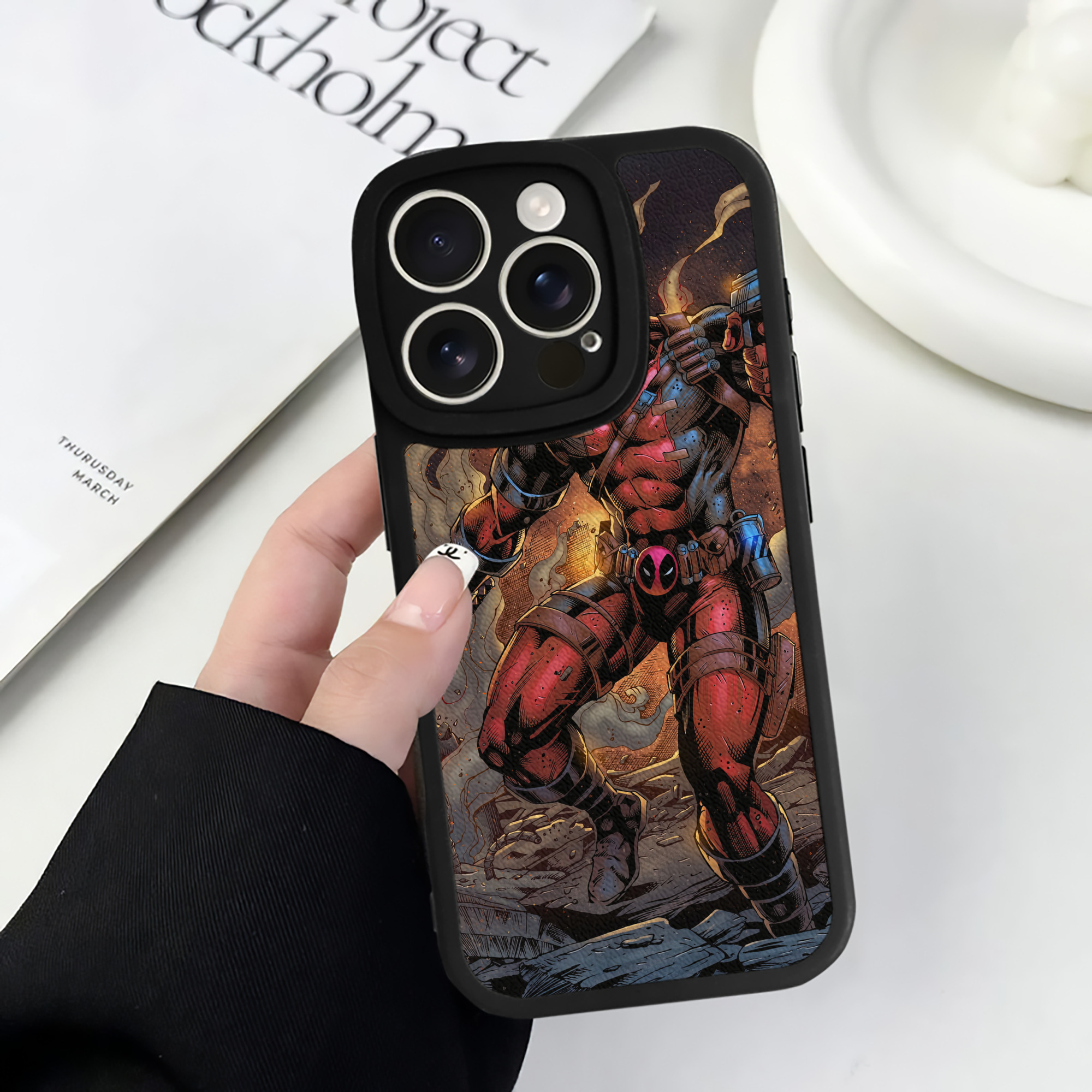（画像用） Deadpool デッドプール 【iPhone 16シリーズ対応】シリコンスマホケース（レザー調） 材質：シリコン